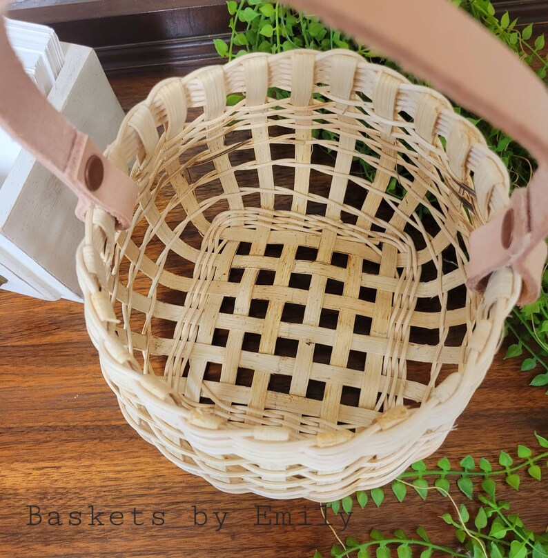 Natural Rattan Hand woven Egg Storage Basket with Genuine Leather Handle. Flower Basket. Modern decor imagem 2