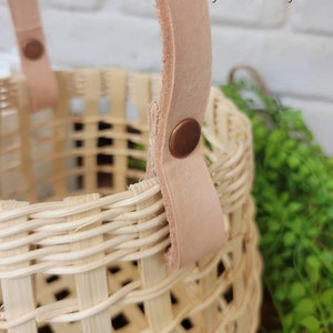 Natural Rattan Hand woven Egg Storage Basket with Genuine Leather Handle. Flower Basket. Modern decor imagem 4