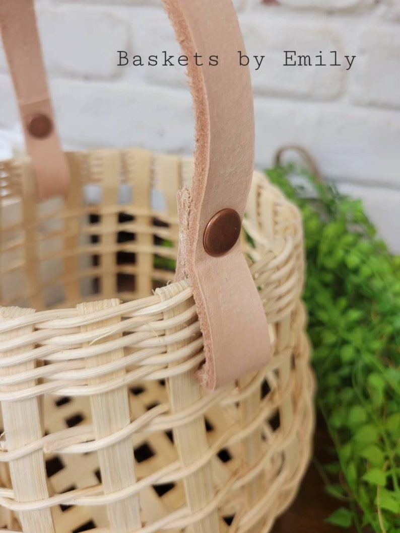 Natural Rattan Hand woven Egg Storage Basket with Genuine Leather Handle. Flower Basket. Modern decor imagem 4
