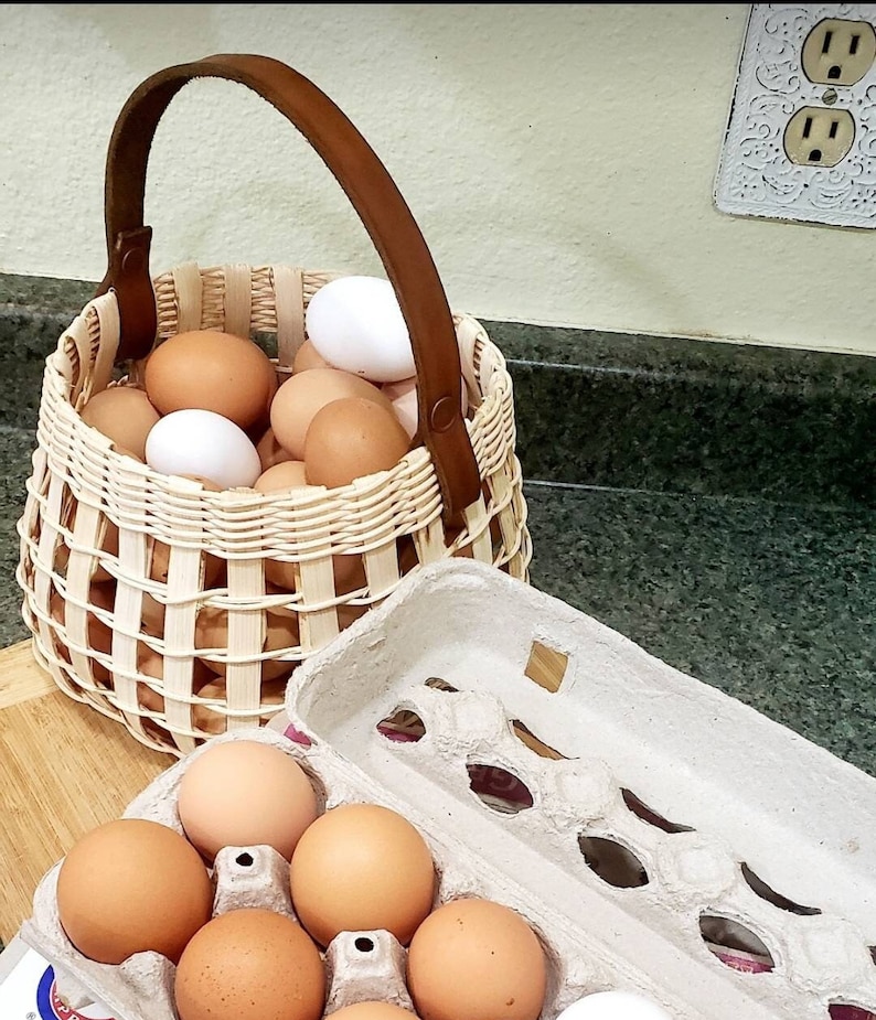 Natural Rattan Hand woven Egg Storage Basket with Genuine Leather Handle. Flower Basket. Modern decor imagem 3