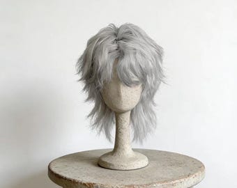 シルバーミストウルフテールマレットウィッグ - シルバーグレーアッシュレイヤーカットサムライ＆ジャパニーズストリートスタイル - ユニセックスアニメコスプレ耐熱