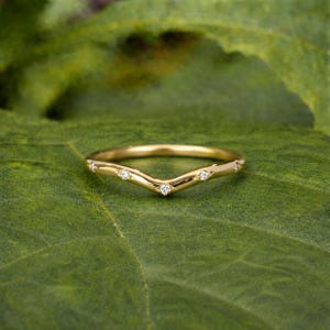 14k Gold gebogener Ehering, zierliche Moissanit-Band, Konturstapelband, Flush-Set passende Band, Versprechensring für sie, Jubiläumsband