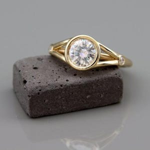 1 Ct Round Brilliant Cut Moissanite Engagement Ring, Solid  Solitaire Sparkle Ring, Wedding Promise Ring for Women