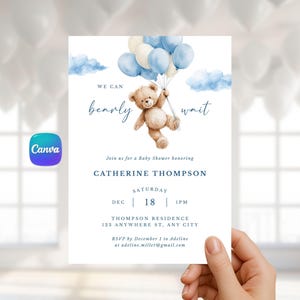 Könnte beinhalten: Babyparty-Einladung mit einem Aquarell-Teddybär, der blaue und weiße Luftballons hält. Die Einladung enthält den Text "We can bearly wait" und Details für Catherine Thompsons Babyparty.