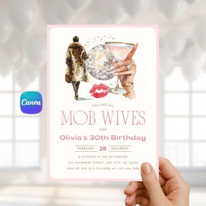 Peut inclure: Une invitation rose et blanche avec le texte "CALLING ALL MOB WIVES for Olivia's 30th Birthday". La carte présente des illustrations d'une femme en manteau de fourrure, d'une boule disco, d'un martini et de lèvres rouges.