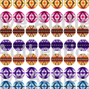 Może przedstawiać: Zestaw 60 okrągłych naklejek z różnymi geometrycznymi wzorami w odcieniach niebieskiego, pomarańczowego, różowego, fioletowego i brązowego. Wzory przypominają wzory rdzennych Amerykanów.