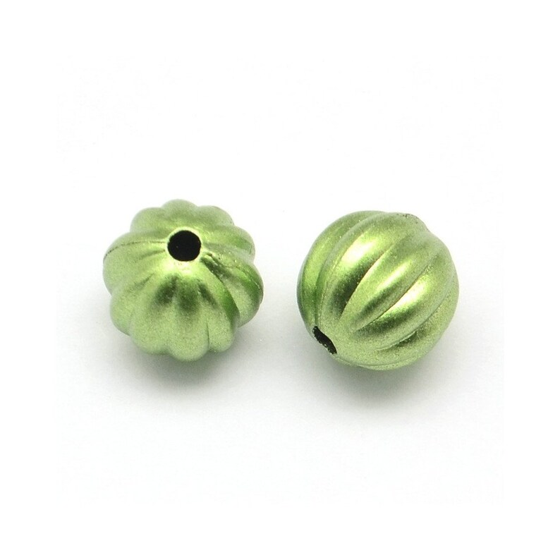 Puede incluir: Dos cuentas verde met&aacute;lico con forma de calabaza acanalada. Cada cuenta tiene un agujero para ensartar. Las cuentas son redondas y tienen un acabado mate. Adecuadas para la fabricaci&oacute;n de joyas y otros proyectos de manualidades. Miden 1,2 cm de di&aacute;metro.