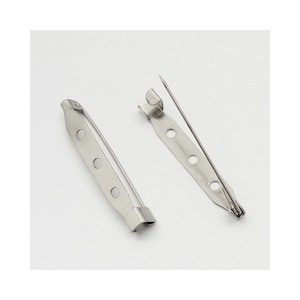 Peut inclure: Deux épingles à nourrice en métal argenté avec un fermoir à ressort et une épingle de sûreté. Chaque épingle a quatre trous sur toute la longueur de l'épingle.