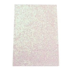 Può includere: Un foglio di carta glitter iridescente con uno schema di colori bianco e rosa. La carta ha una texture di glitter fine.