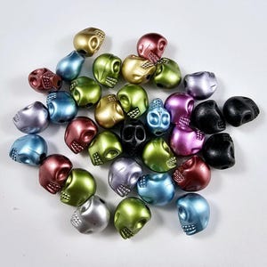 Akrylowe błyszczące koraliki w kształcie czaszki 13 x 10 mm różne 25 g