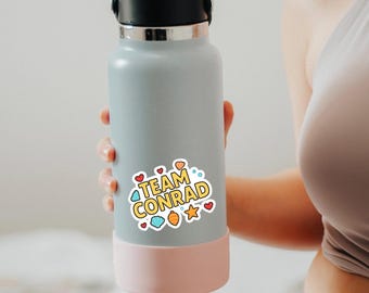 Naklejka „Team Conrad Beachy”: wodoodporna naklejka winylowa na laptopa, butelkę z wodą