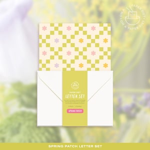 Op de afbeelding: Een briefset met een bloemmotief. De set bevat een kaart met een patroon van groene vierkanten en kleine bloemen in roze, oranje en paars. De set is gelabeld "Paper Diet Letter Set" en bevat enveloppen. De tekst "Spring Patch" is ook zichtbaar.