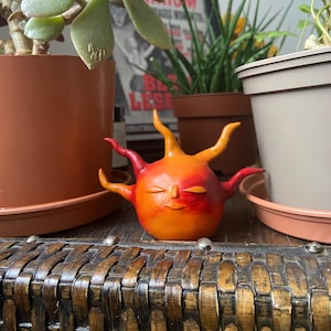 Handgemachte lufttrocknende Tonskulptur - wunderliche, hässliche Sonne.