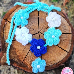 Parure de bijoux au crochet « Curaçao bleu » - Collier, bracelet, boucles d&#39;oreilles et breloques bohèmes romantiques, faits main avec du fil de coton et des perles