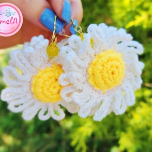 Parure de bijoux au crochet « WOW camomille » – Collier romantique bohème, boucles d&#39;oreilles, bracelet et breloques de sac, faits main avec du fil de coton et des perles