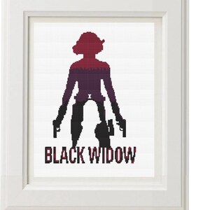 Può includere: Un ricamo a punto croce incorniciato con la silhouette di Black Widow, che tiene due pistole. La figura è in tonalità di rosso, viola e nero, con le parole "BLACK WIDOW" sotto in un carattere corrispondente.