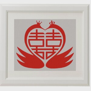 Op de afbeelding: Ingelijste kunstwerk met een rood dubbel geluk symbool in een hartvorm, geflankeerd door zwanen silhouetten. Het kunstwerk staat tegen een lichtgrijze achtergrond en is ingelijst in een witte lijst. De afbeelding roept thema's van liefde en huwelijk op.