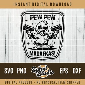 Puede incluir: Gráfico de descarga digital en blanco y negro que presenta un pato de dibujos animados sosteniendo dos pistolas. El texto "PEW PEW MADAFKAS!" se muestra encima y debajo del pato. La imagen incluye el texto "SVG-PNG", "EPS-DXF" y "Zahyl Studio".