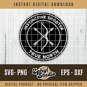 Könnte beinhalten: Ein schwarz-weißes digitales Download-Design mit einer Bogen- und Pfeilgrafik in einem kreisförmigen Rahmen. Der Text lautet "INSTINCTIVE SHOOTER" und "TRUE NORTH". Enthält die Dateiformate SVG, PNG, EPS und DXF.