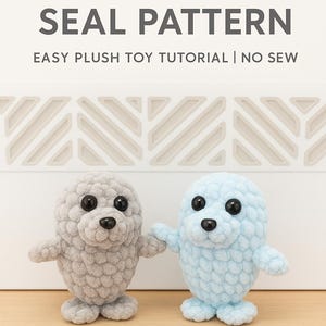 Könnte beinhalten: Zwei gehäkelte Seehund-Plüschtiere, eines grau und eines hellblau, mit schwarzen Augen und Nasen. Das Bild enthält den Text "CROCHET SEAL PATTERN" und "EASY PLUSH TOY TUTORIAL | NO SEW". Das Wort "PDF" ist ebenfalls sichtbar.