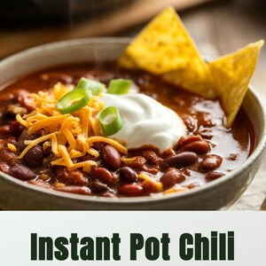 Könnte beinhalten: Eine Schüssel Instant Pot Chili, ein herzhaftes Gericht mit roten Bohnen, geriebenem Käse, Sauerrahm und Frühlingszwiebeln. Zwei Tortilla-Chips sind auf der Seite platziert. Das Chili dampft, was darauf hindeutet, dass es frisch zubereitet wurde.