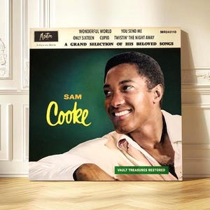 Puede incluir: Una portada de álbum enmarcada con Sam Cooke. La portada tiene un fondo verde oscuro con la cara sonriente del cantante. El título del álbum y los títulos de las canciones están impresos en blanco. Las palabras "Vault Treasures Restored" están en la parte inferior.