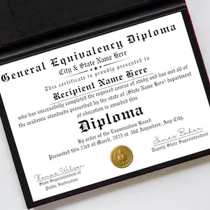 Op de afbeelding: Een General Equivalency Diploma certificaat gedrukt op wit papier met zwarte tekst in een gotisch lettertype. Het document bevat tijdelijke aanduidingen voor namen en locaties, een gouden reliëfzegel en twee handtekeningen in een zwarte map.