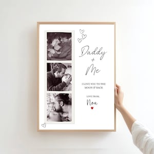 Pode incluir: Uma moldura retangular vertical com três fotografias a preto e branco de um progenitor e uma criança. O texto diz Daddy + Me, I LOVE YOU TO THE MOON & BACK, e LOVE FROM, Noa, acompanhado por pequenos corações pretos e um coração vermelho.