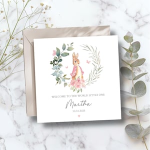 Cartão personalizado para recém-nascido com o Coelho Peter, Cartão rosa personalizado para recém-nascida, Cartão com a inicial do nome do bebê, Cartão com o Coelho Peter.