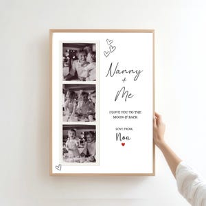 Puede incluir: Un marco con tres fotos en blanco y negro. El marco tiene las palabras "Nanny + Me" y "I LOVE YOU TO THE MOON & BACK". Firmado "Noa" con un corazón rojo.