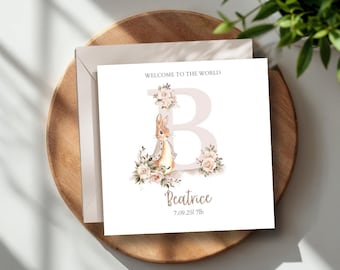 Carte de naissance personnalisée avec un lapin Flopsy, carte de vœux personnalisée pour la naissance d'une petite fille, carte avec initiale du prénom du bébé, carte lapin