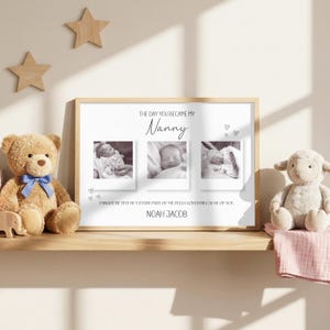 Puede incluir: Un marco de madera con tres fotos de bebé en blanco y negro. El texto dice "The Day You Became My Nanny" y "I might be tiny but every part of me feels loved because of you, Noah Jacob." Un oso de peluche y un cordero de peluche están en el estante.