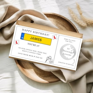 Puede incluir: Una tarjeta de felicitación de cumpleaños con el texto "HAPPY BIRTHDAY! JAMES YOU'RE 17!" y un área para rascar para 10 clases de conducir. La tarjeta presenta un diseño de matrícula británica y un gráfico de llaves.