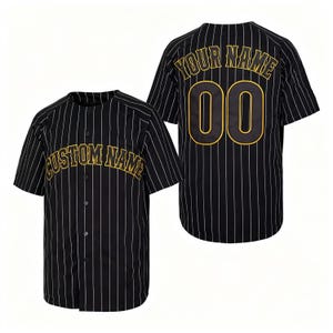 Op de afbeelding: Zwart-wit gestreept honkbalshirt met gouden letters. De voorkant van het shirt zegt "CUSTOM NAME" in goud, en de achterkant heeft "YOUR NAME" boven het nummer "00". Het shirt heeft een knoopsluiting en korte mouwen.