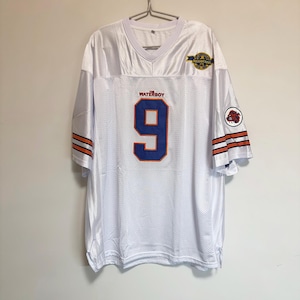 Pode incluir: Camisola de futebol branca com o número 9 em azul e laranja. A camisola tem riscas laranja e brancas nas mangas e as palavras "THE WATERBOY" acima do número. Um patch com um logótipo está na manga.