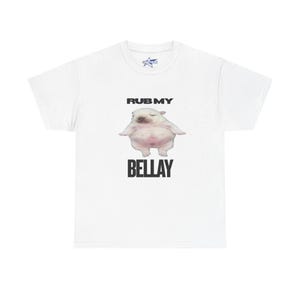 Pode incluir: Camiseta branca com um gráfico de um cachorrinho rechonchudo e o texto "RUB MY BELLAY" em preto. A camiseta tem gola redonda e mangas curtas. Um pequeno logotipo é visível no canto superior direito.