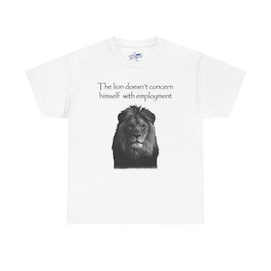ライオンのミームTシャツ | 「ライオンは雇用に関心がない」、友達への面白い贈り物、脳腐れミームTシャツ、genzのユニークな贈り物