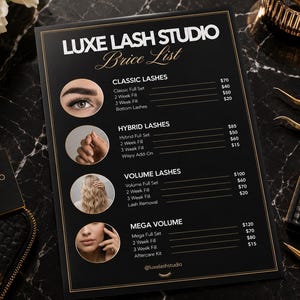 Könnte beinhalten: Eine schwarze und goldene Luxe Lash Studio Preisliste mit Bildern von Augen, Händen und Haaren. Die Preisliste umfasst klassische, Hybrid-, Volumen- und Mega-Volumen-Wimpernbehandlungen. Eine Visitenkarte, eine Pinzette und Wimpernzubehör sind ebenfalls sichtbar.