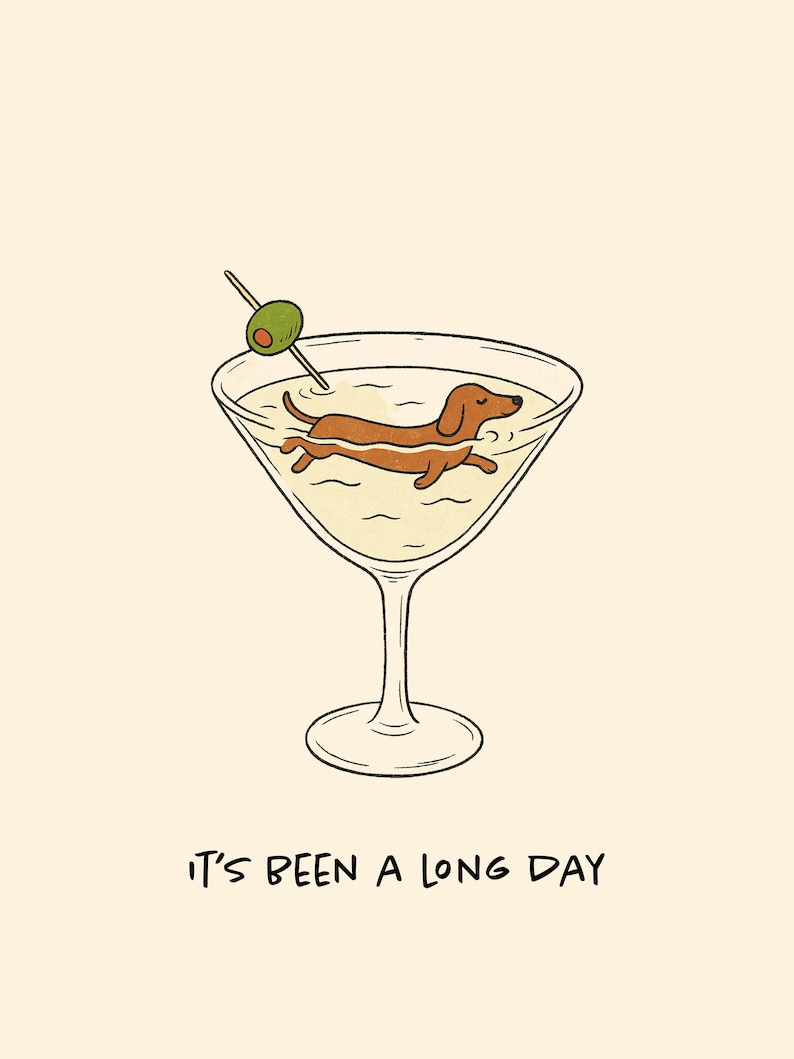 Może przedstawiać: Ilustracja przedstawiająca jamnika relaksującego się w kieliszku do martini z oliwką na wykałaczce. Pod spodem widnieje napis "IT'S BEEN A LONG DAY". Tło jest jednolite, jasno-beżowe.