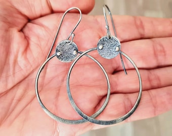 Pendientes circulares de plata de ley oxidada: joyería bohemia ligera