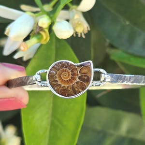 Bracciale in argento sterling con ammonite, bracciale a fascia in argento fossile, gioiello in ammonite fatto a mano, regalo per lei