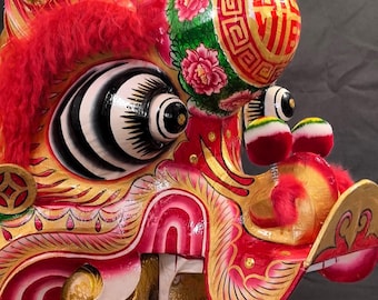 Unicórnio Hakka vermelho e dourado feito à mão, arte para dança do leão.