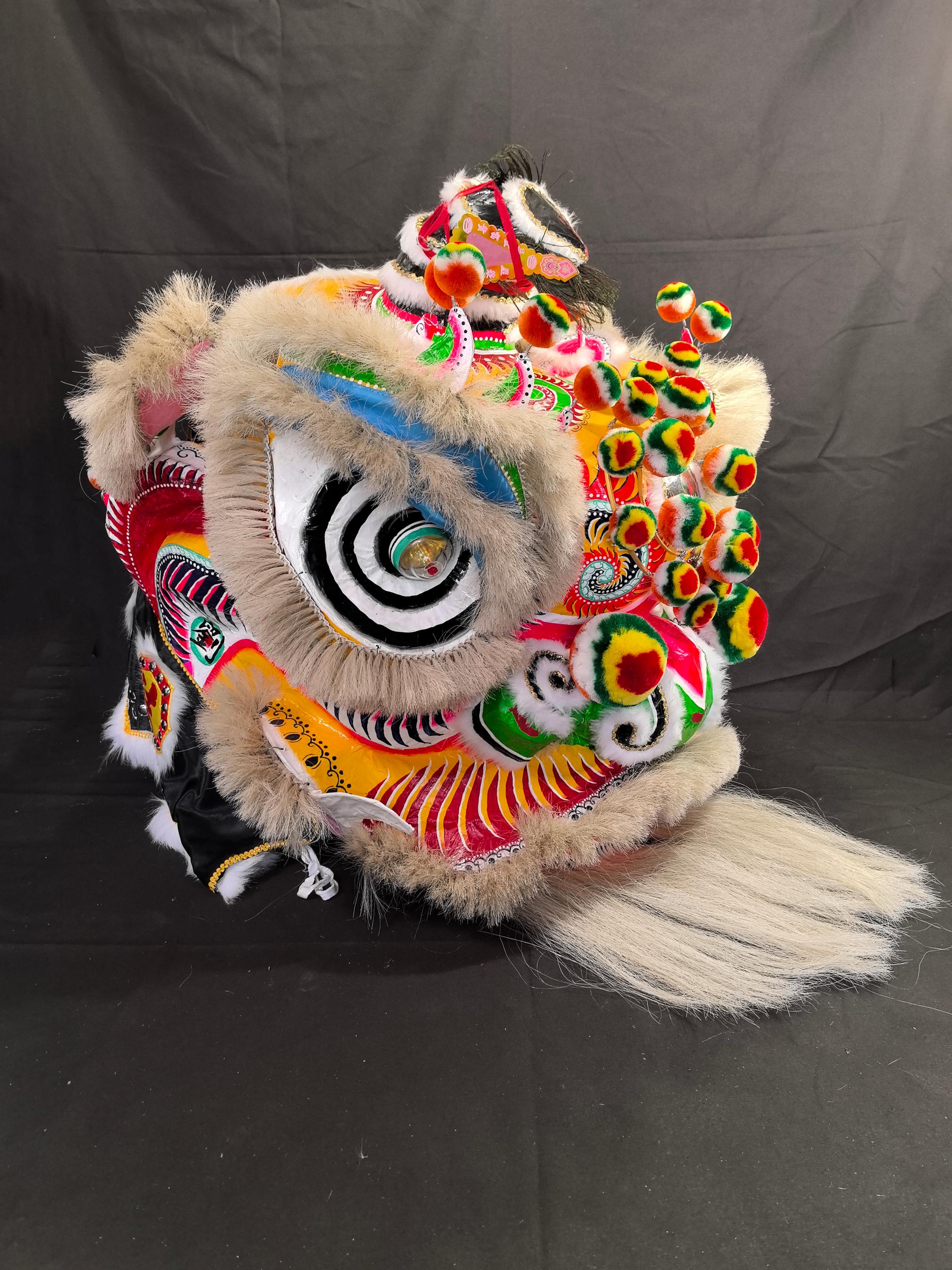 Liu Yong 油彩画 チベット　伝統的な衣装の人物と馬 Handmade King Liu Bei Lion Dance Head, Traditional Hong Kong Style