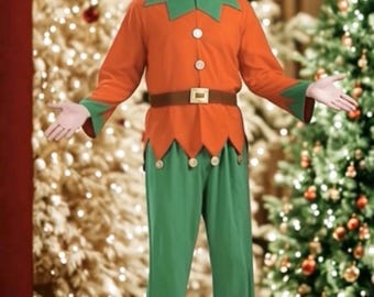 Puede incluir: Un disfraz de elfo naranja y verde con un gorro puntiagudo, camisa de manga larga y pantalón. La camisa tiene cuello y puños verdes, con tres botones blancos en la parte delantera. Un cinturón marrón con hebilla dorada. Para un tema navideño.