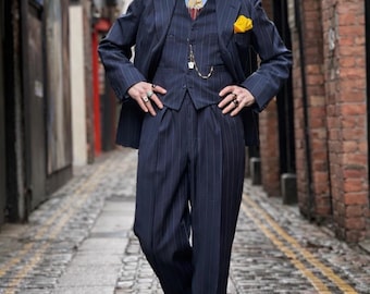 Traje de tres piezas para hombre, azul marino a rayas finas, estilo Gatsby de los años 30, pantalón de pierna ancha de MARICLOTHIG.