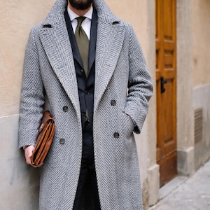 Sobretudo masculino cinza em tweed espinha de peixe, de lã, com abotoamento duplo.