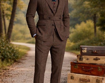 Puede incluir: Un traje de tres piezas marrón con chaleco y pantalón a juego. El traje presenta un corte entallado, solapa de muesca y cierre cruzado. El modelo lleva una corbata a rayas y zapatos de cuero marrón. Maletas vintage apiladas en el fondo.