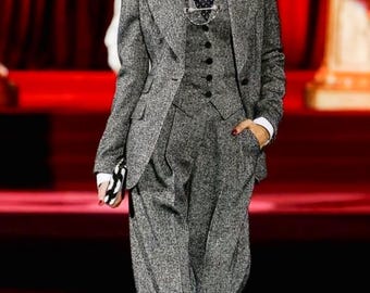 Traje gris de tres piezas para mujer: blazer a medida y pantalón ancho.