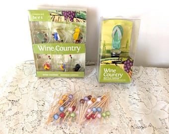 Adornos para copas de vino con forma de chanclas, tapón para botella y 32 palillos para cóctel con cuentas de colores surtidos.