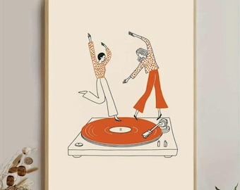 Puede incluir: Una impresión artística enmarcada con una ilustración retro de dos figuras bailando sobre un tocadiscos. Las figuras llevan tops y pantalones estampados. El tocadiscos es naranja y blanco, sobre un fondo crema.